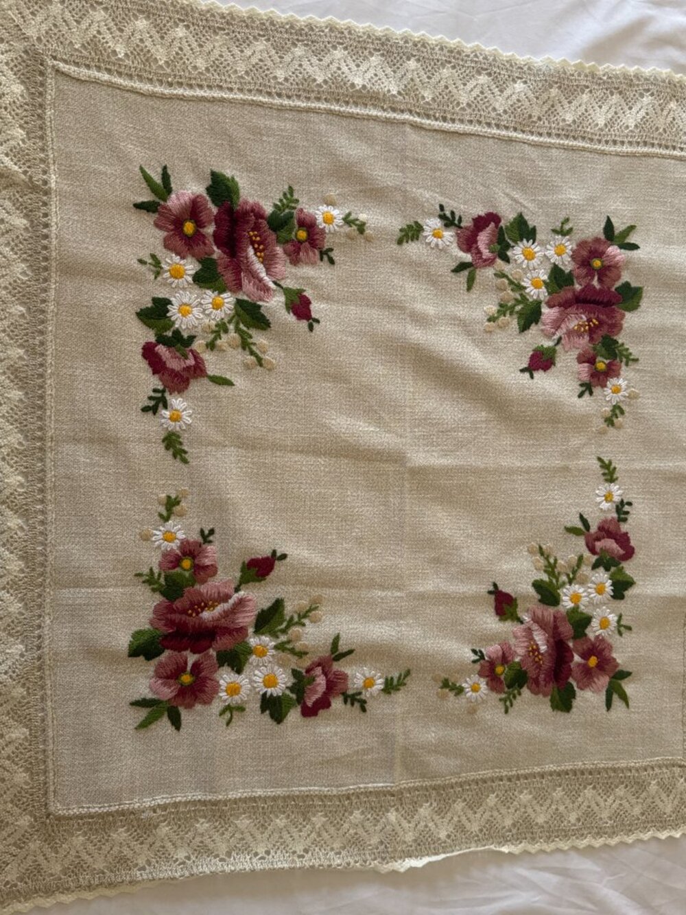 Cream embroidered tablecloth with floral - Picture 3 of 3